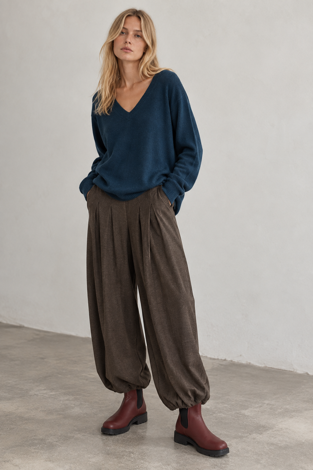 Pantalón bombacho DSStacy de Desires en marrón chocolate jaspeado combinado con jersey índigo