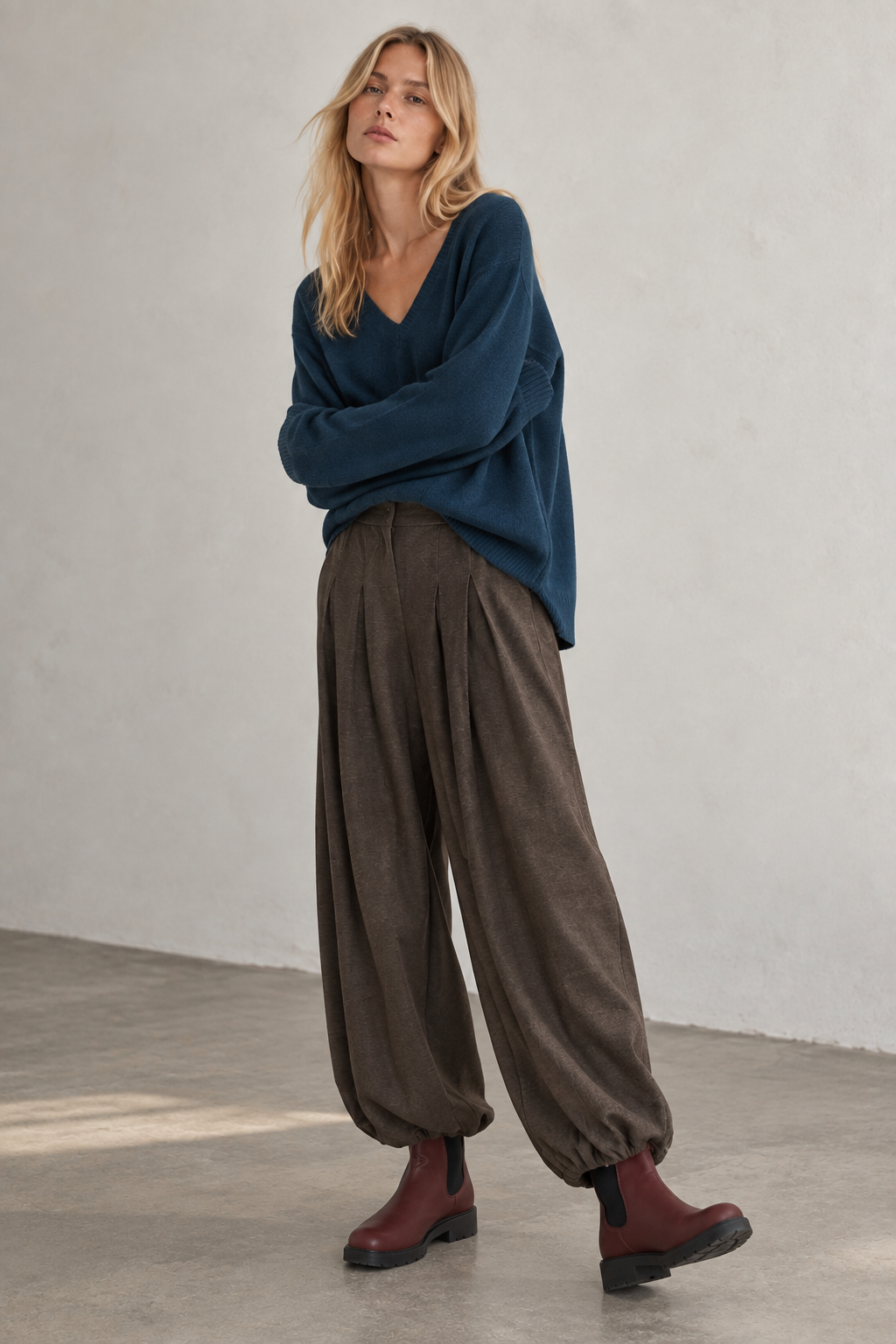 Pantalón DSStacy de Desires con pinzas y bajos fruncidos, estilismo con jersey índigo