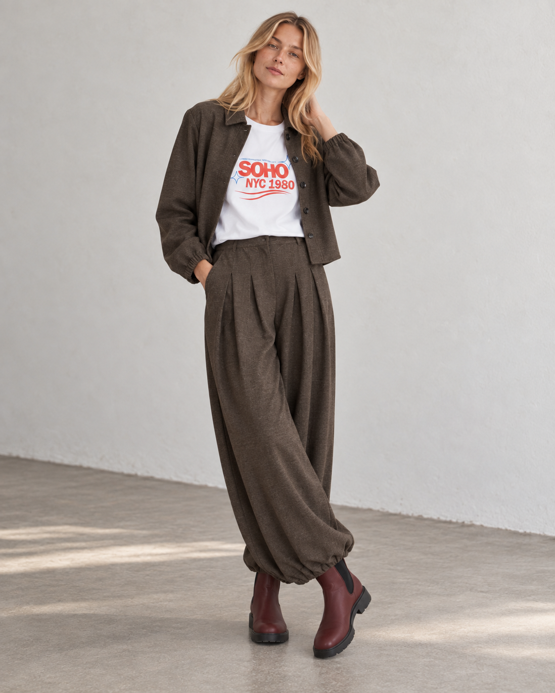 Modelo con pantalón bombacho y camisa DSStacy de Desires en marrón chocolate jaspeado