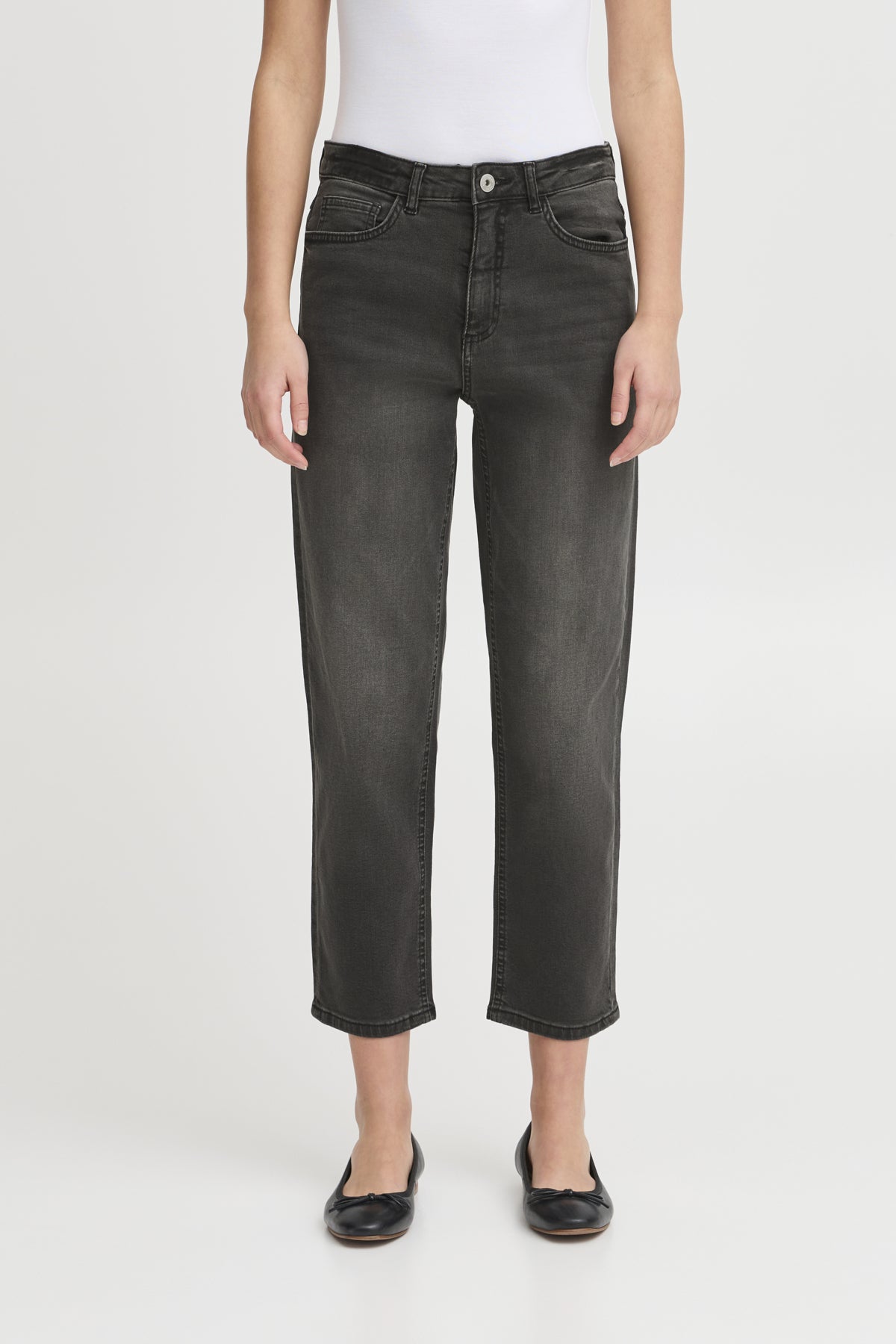 : Vaquero Raven gris — vista frontal en modelo