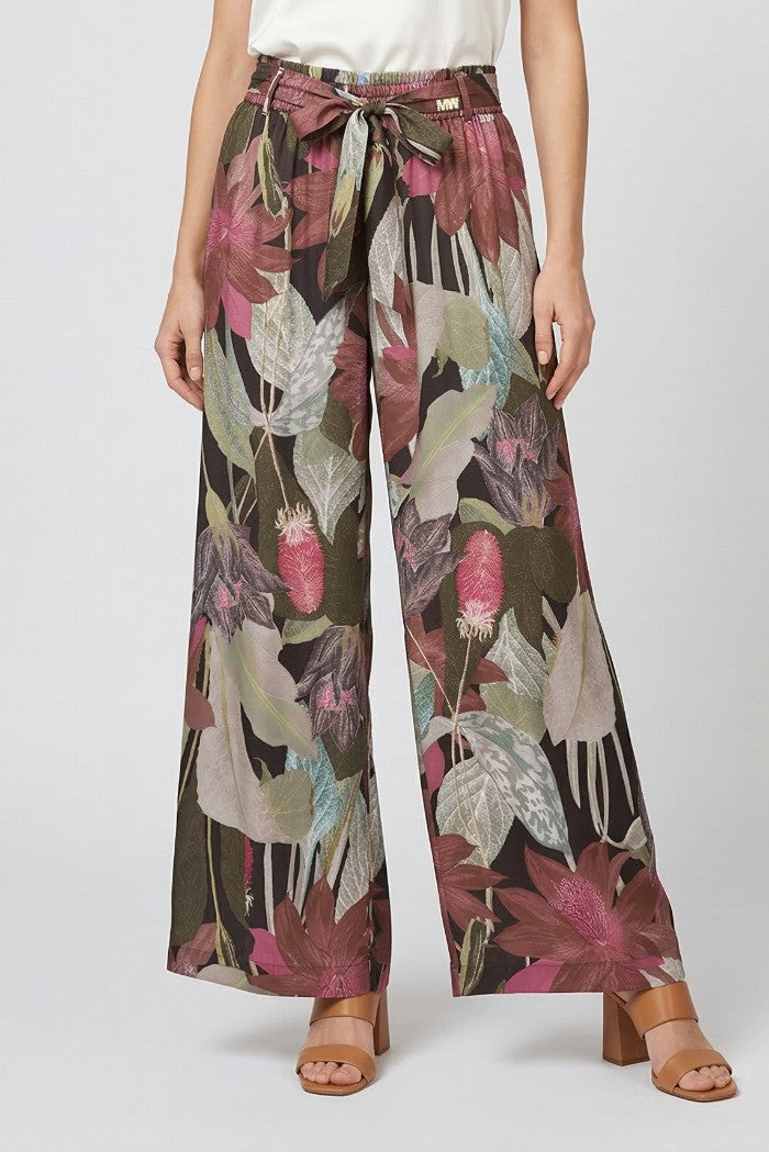 Detalle de pantalón palazzo satinado Mark Up con estampado floral