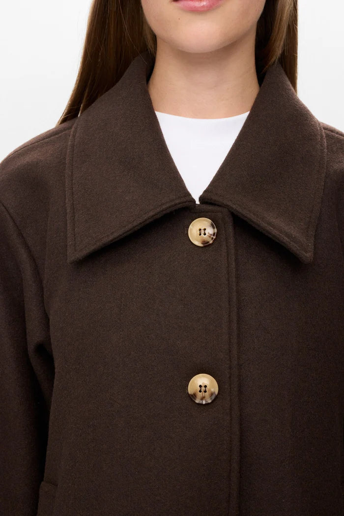 Detalle de botones dorados del abrigo Nukimberly