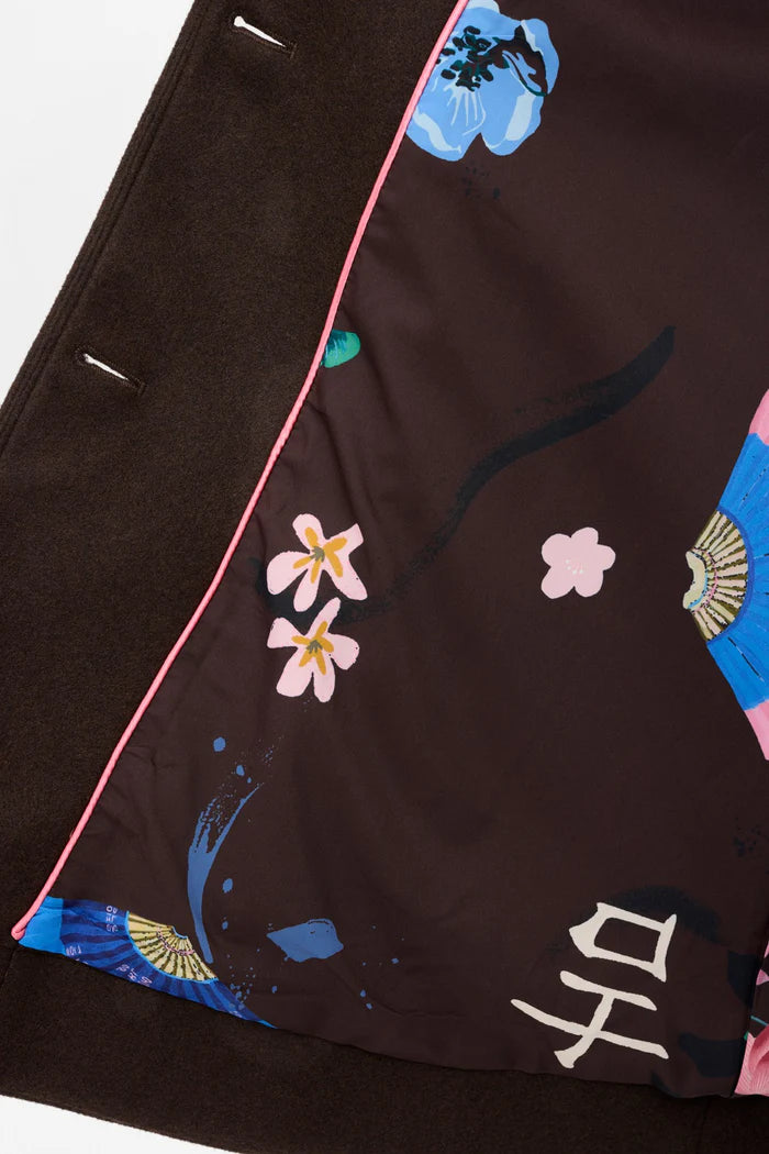 Detalle del forro interior estampado floral del abrigo Nukimberly
