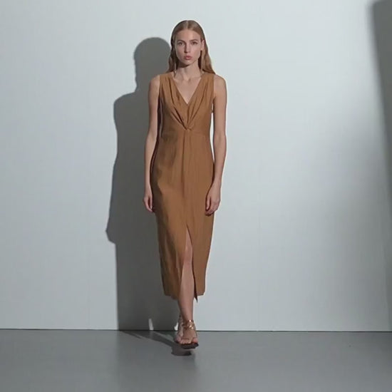Vídeo de vestido largo satinado Andam con escote drapeado