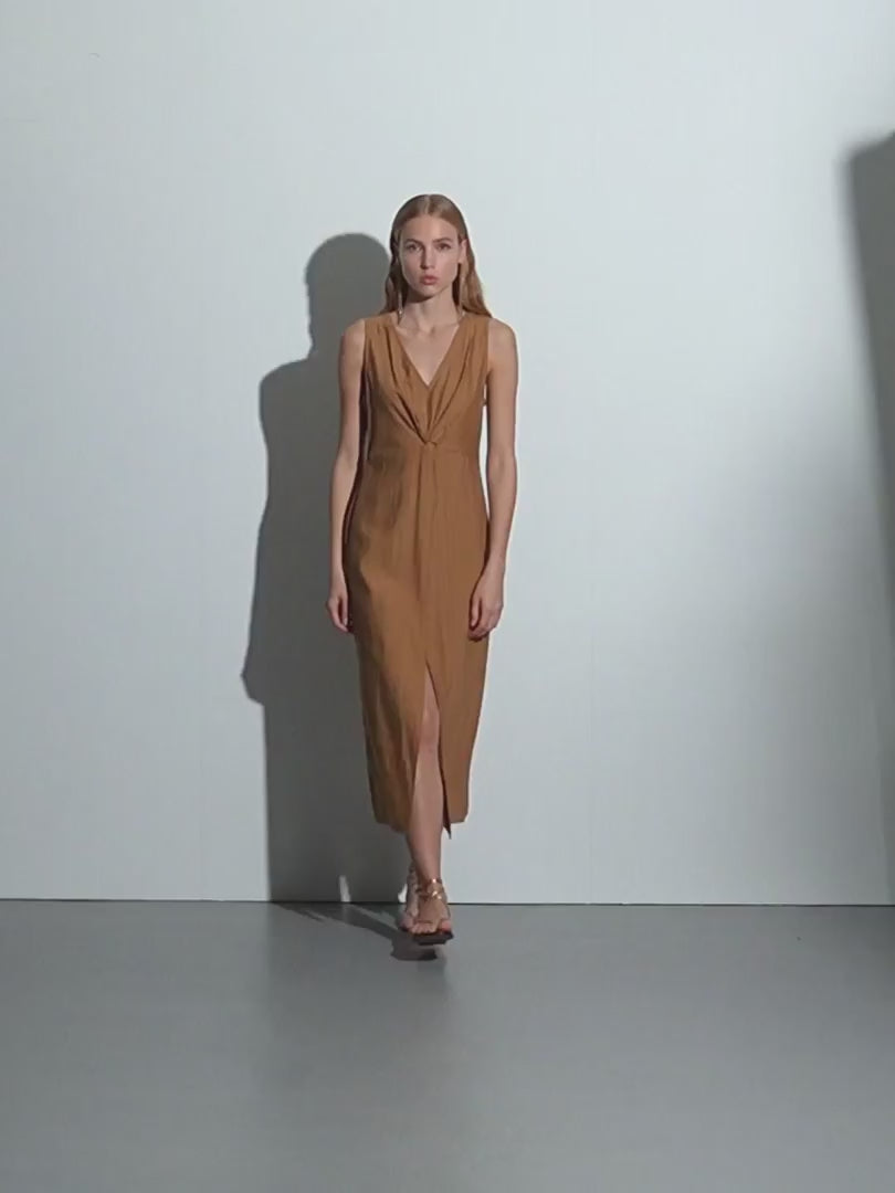 Vídeo de vestido largo satinado Andam con escote drapeado