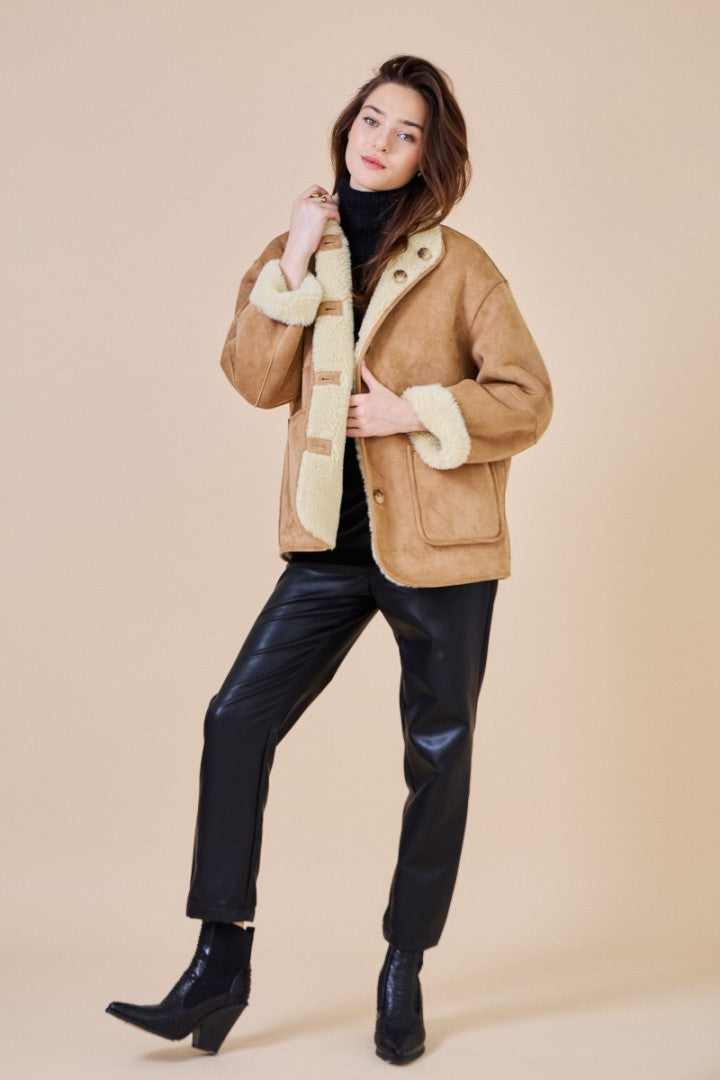 Chaqueta reversible beige — detalle del cuello alto